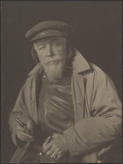 [Skäggig man med mössa och pipa (förmodligen en gammal sjökapten)] av Doris Ulmann