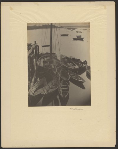 [Hamn, segelbåtar med skiffar i förgrunden] av Doris Ulmann