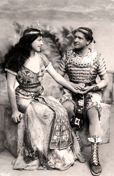 Ruth Vicent 1877-1955 och Roland Cunningham i en scen från Amasis, tidigt 1900-tal. av Dover Street Studios