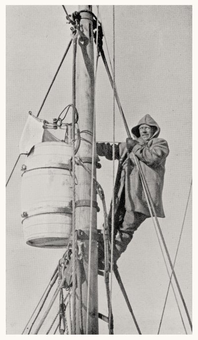 Befälhavare Frank Wild (1873-1939) vid Masthead, under Endurance-expeditionen till Antarktis, 1914-1916 av Dr. Alexander Macklin