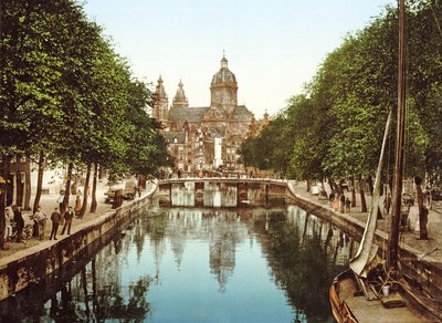 Utsikt ner Voorburgwal till St. Nicholas Basilica, Amsterdam, pub. c.1900 av Dutch Photographer