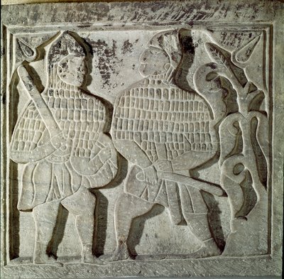 Seljukide Art (Seljukide eller Saljuqide): lågrelief som representerar två krigare. Från Konya, Turkiet. 1200-talet. Turkiskt islamisk konstmuseum, Istanbul av Dynasty Seljuq
