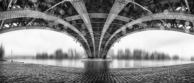 Reflektioner över stålbron av EM-Photographies