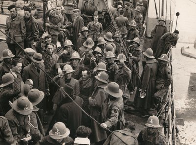 Albumet "MVSN- Blackshirts": Arbetarfascister, inramade i århundraden, på väg till AOI (Italienska Östafrika) till Genua (svart/vitt foto) av E. Binelli