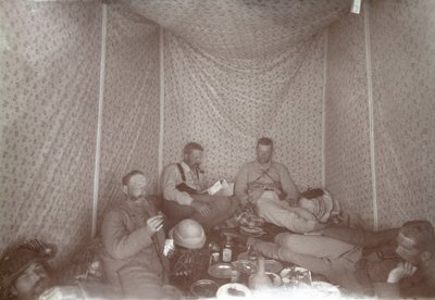 Medlemmarna i Arabah Survey-expeditionen slappnar av i sitt tält, 1883, svartvitt foto av E. Gordon Hull