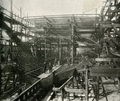 The Building of a War-Ship: En förstklassig kryssare på gång vid Thames Ironworks, c1897 av E. and S. Woodbury
