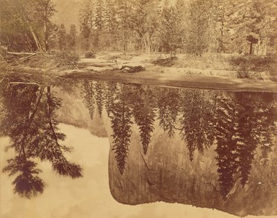 Tutokanula.  Yosemites dalgång.  (Den store hövdingen) - "El Capitan" - speglas i Merced. av Eadweard J. Muybridge