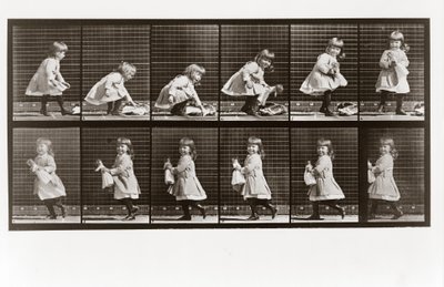 Barn som leker med docka, tallrik 481 från Animal Locomotion, 1887 av Eadweard Muybridge