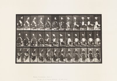 Tavla 107. Att vända sig för att gå uppför trappan, hink med vatten och kvast i händerna av Eadweard Muybridge