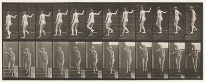 Tavla 132. Nedför trappor, vänder sig för att se sig omkring & vinkar med handen av Eadweard Muybridge