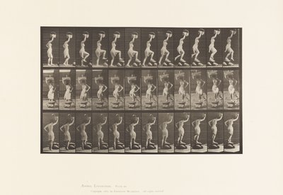 Tallrik 179. Att trampa på och över en sten, en korg på huvudet av Eadweard Muybridge