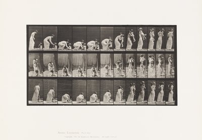 Skylt 214. Lyfter barn (70) från marken, vänder sig om av Eadweard Muybridge