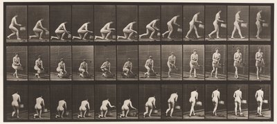 Skylt 251. Knästående på vänster knä, korg i vänster hand och resande, 1872-1885 av Eadweard Muybridge