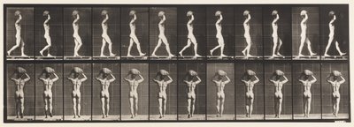 Tallrik 27. Går, bär 70 lb. sten på huvudet, händerna höjda av Eadweard Muybridge