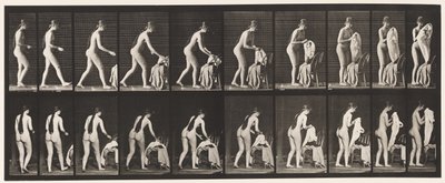 Tallrik 415. Toalett, förbereder för att ta på kläder av Eadweard Muybridge