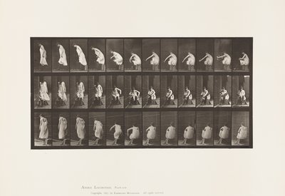 Tallrik 423. Toalett; Tar på sig stövlar och reser sig från stolen av Eadweard Muybridge