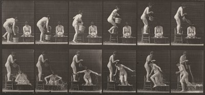 Plansch nr 406. Kvinna häller en hink vatten över en annan kvinna av Eadweard Muybridge