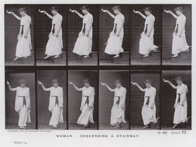 Den mänskliga figuren i rörelse: kvinna som går ner för en trappa (s/v foto) av Eadweard Muybridge