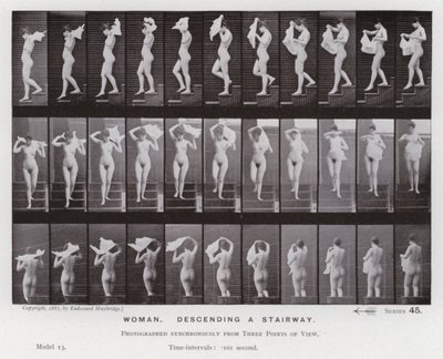 Den mänskliga figuren i rörelse: kvinna som går ner för en trappa (s/v foto) av Eadweard Muybridge