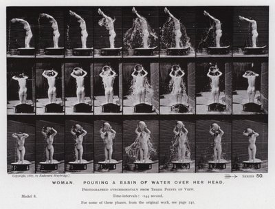 Den mänskliga figuren i rörelse: Kvinna som häller en bassäng med vatten över huvudet (s/v foto) av Eadweard Muybridge