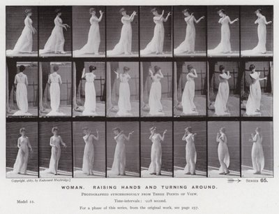 Den mänskliga figuren i rörelse: Kvinna, räcker upp händerna och vänder sig om (s/v foto) av Eadweard Muybridge