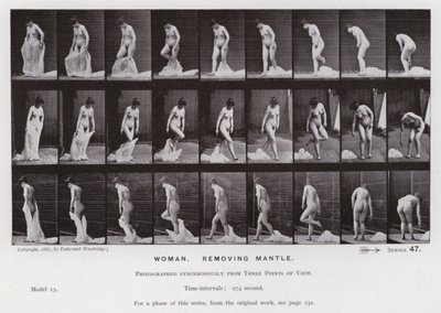 Den mänskliga figuren i rörelse: kvinna som tar bort manteln (s/v foto) av Eadweard Muybridge