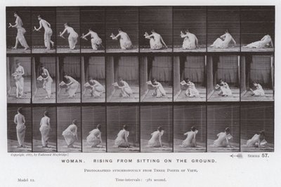 Den mänskliga figuren i rörelse: Kvinna som reser sig från sittande på marken (s/v foto) av Eadweard Muybridge