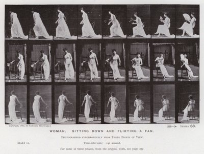 Den mänskliga figuren i rörelse: Kvinna som sitter ner och flirtar ett fan (s/v foto) av Eadweard Muybridge