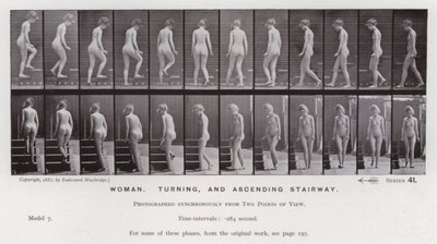 Den mänskliga figuren i rörelse: kvinna, svängande och uppåtgående trappa (s/v foto) av Eadweard Muybridge