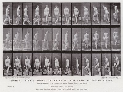 Den mänskliga figuren i rörelse: Kvinna, med en hink vatten i varje hand, uppför trappor av Eadweard Muybridge