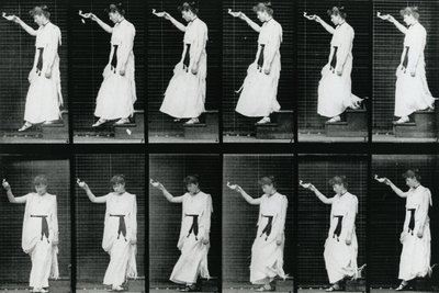 Kvinna. Nedför en trappa, 1887, illustration från "The Human Figure in Motion" av Eadweard Muybridge, upplaga publicerad 1904. av Eadweard Muybridge