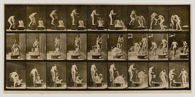 Kvinna häller vattenbassäng över en annan kvinnas huvud, från boken Animal Locomotion av Eadweard Muybridge