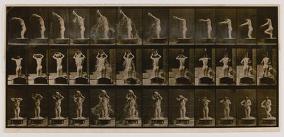 Kvinna som häller en balja vatten över huvudet, från boken Animal Locomotion av Eadweard Muybridge