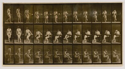 Kvinna sitter med korsade ben och dricker ur tekopp, från boken Animal Locomotion av Eadweard Muybridge