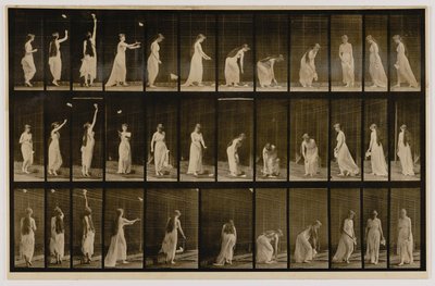 Kvinna kastar upp näsduk i luften och plockar upp den, från boken Animal Locomotion av Eadweard Muybridge