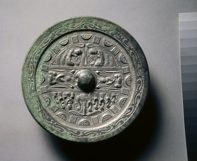 Spegel med gudar och kungar i tre sektioner omgiven av ringar av kvadrater och halvcirklar (brons) av Eastern Han Dynasty Chinese School