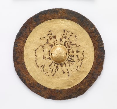 Spegel med drottningmodern av väst (Xiwangmu) och hertig far av öst (Dongwanggong), 25-220 (järn med guldplåt & spår av siden) av Eastern Han Dynasty Chinese School