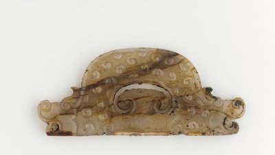 Halvcirkelformad plakett med drakhuvuden i ändarna, 500-400-talet f.Kr av Eastern Zhou Dynasty Chinese School