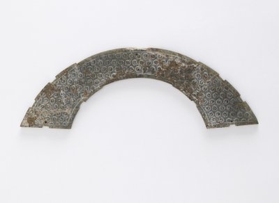 Tunn plack skuren i cirkelbåge, av typen huang, Changsha, Hunan-provinsen, 300-talet f.Kr. (jade) av Eastern Zhou Dynasty Chinese School