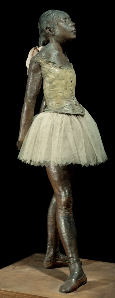14 år gammal eller stor dansare klädd Skulptur av Edgar Degas (1834-1917) i bronspatina, tyll och rosa satäng på träfot av Edgar Degas
