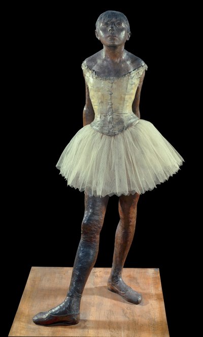 14 år gammal eller lång dansare klädd - Skulptur av Edgar Degas (1834-1917) i bronspatina, tyll och rosa satäng på träfot av Edgar Degas