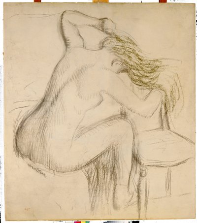 En sittande naken kvinna stylar hennes hår av Edgar Degas