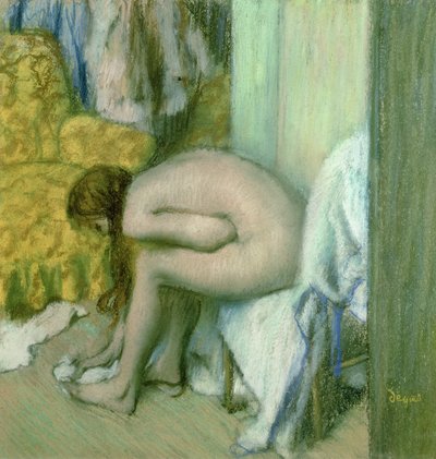 Efter badet torkar kvinnan sin vänstra fot av Edgar Degas
