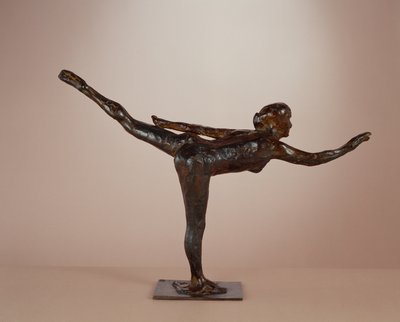Dansös: arabesk på höger ben, vänster arm i linje av Edgar Degas