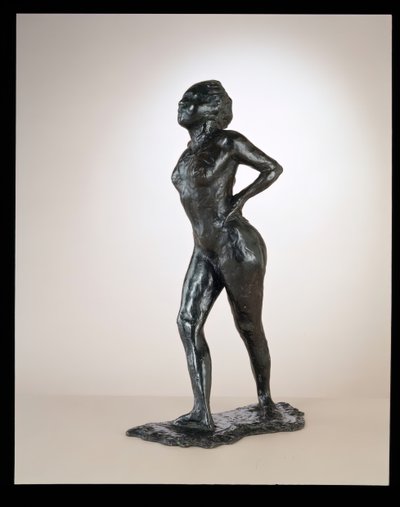 Dansare i vila, händerna på höfterna, höger ben framåt, ca. 1881-1890 cast 1919-1925. av Edgar Degas