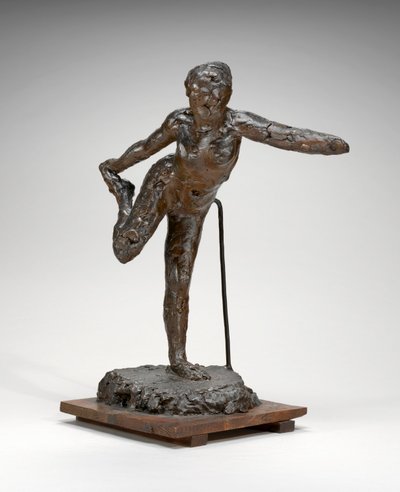 Dansare som håller sin högra fot i sin högra hand, ca 1900-1911 (brunt vax och plastilin) av Edgar Degas