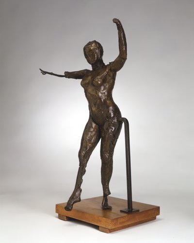 Dansare som rör sig framåt, armarna höjda, höger ben framåt, ca. 1882-1895 cast 1919-1932. av Edgar Degas