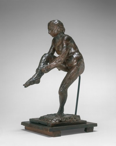 Dansare som sätter på sig sin strumpa av Edgar Degas