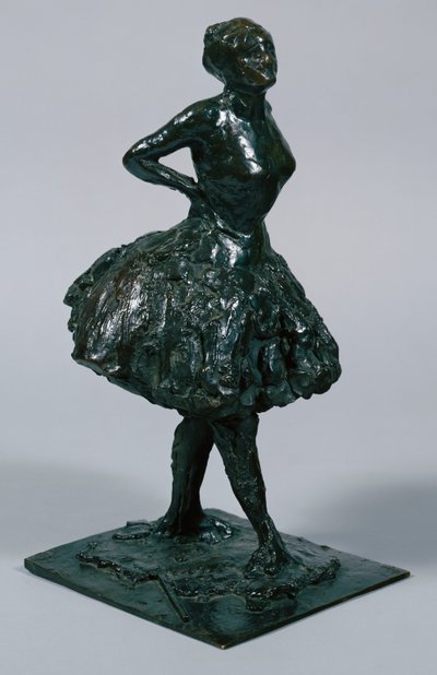 Dansare i ledig klänning, händerna på höfterna, höger ben framåt, gjuten ca 1919-21 av Edgar Degas