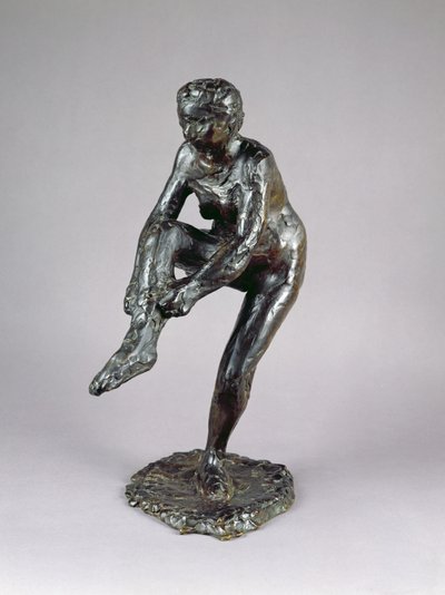 Dansare tar på sig strumpor (brons) av Edgar Degas